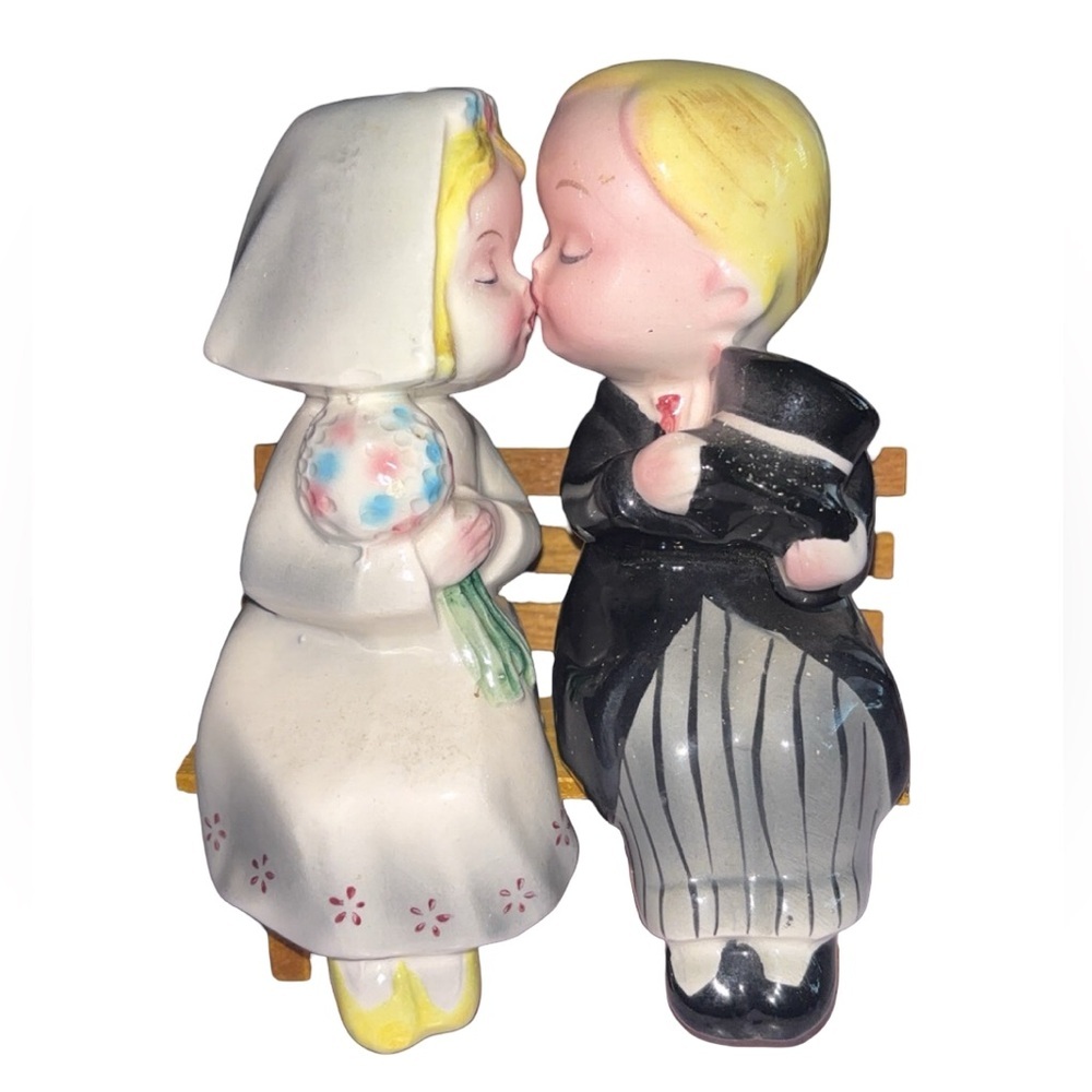 Vintage Bride & Groom Kissing Salt & Pepper Shakers Original Bench Made In Japan